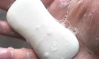 鞋子发黄发霉怎么变白生活小妙招,鞋子发霉了怎么洗掉黑点