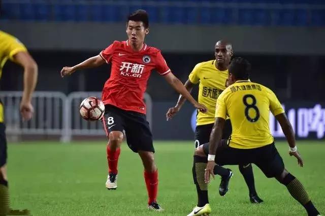 自食恶果,中国球员被铲断腿