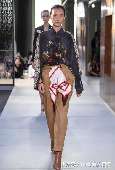 国际大牌都喜欢裤头前挂丝巾,衣服比较单调的时候增加灵气