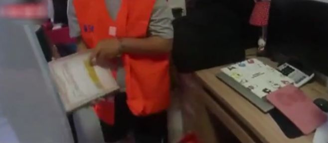 女同事突然狂买奢侈品！老板怒了，之前曾给她卡里打了这么多钱……