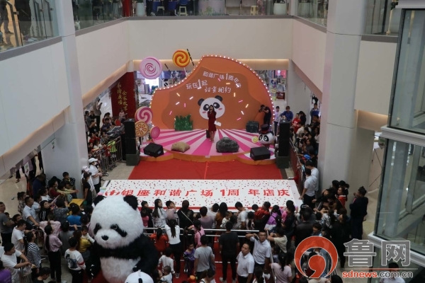 六米巨型蛋糕惊艳菏泽银座和谐广场周年庆典