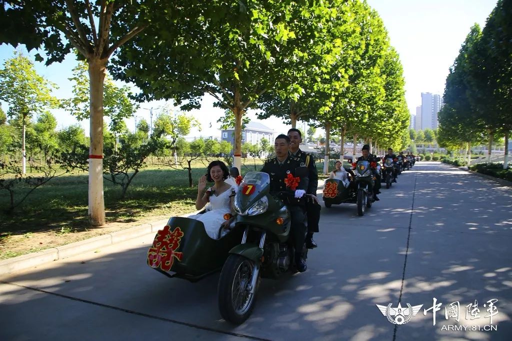 军旗为证，战友为媒：你嫁给爱情的样子，真美！