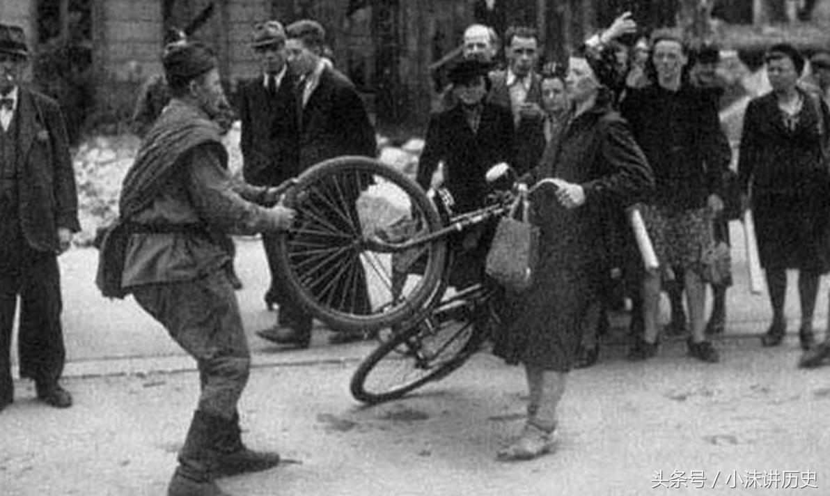 二战后德国经济全线崩溃，女人成了交易商品，两根香烟能买一姑娘