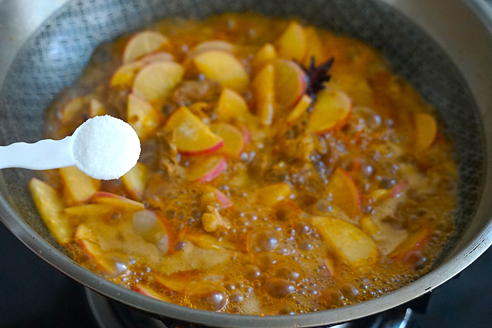 红烧肉炖萝卜好吃还是炖洋芋好吃,红烧肉烧萝卜萝卜需要焯水吗