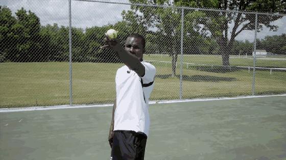 抛高发球怎么才可以抛正,抛球的发球方式