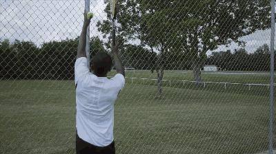 抛高发球怎么才可以抛正,抛球的发球方式