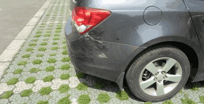 停车被刮蹭车主无责怎么处理,违法停车被刮蹭对方不承认