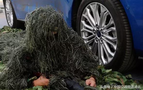 武汉百人吃鸡大秀，地表最快或特技鬼才？解密载具中的“战斗机”