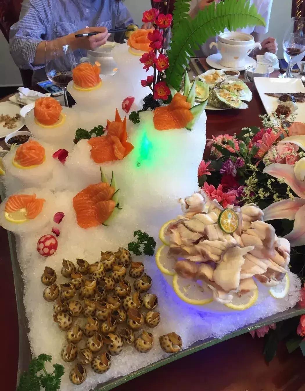 三亚火车头万人海鲜广场哪家好吃,在三亚3000元一桌的海鲜大餐