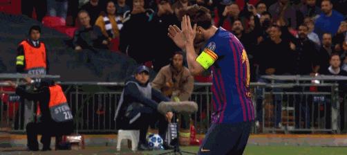 梅西梅开二度助巴萨3-0完胜,梅西4比2热刺梅西庆祝动作