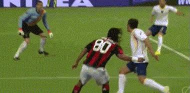 小罗再现经典庆祝动作,足球小罗经典瞬间