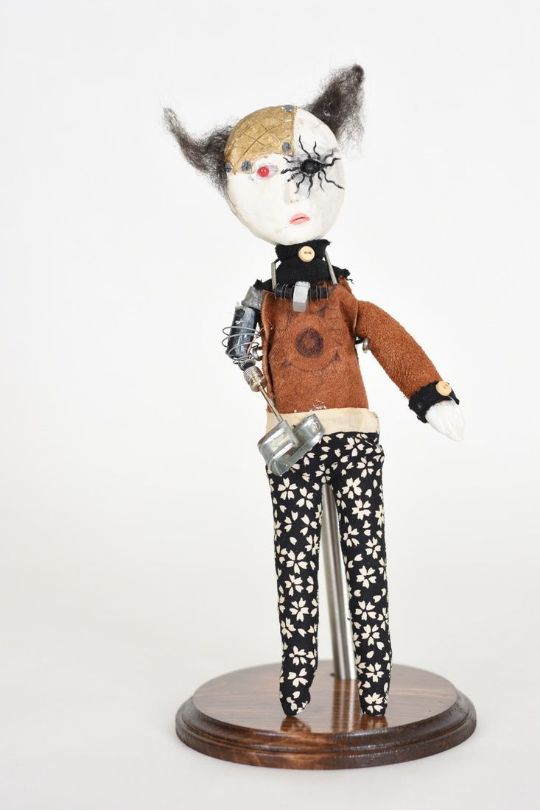 孩子用盒子建造废弃城市在家里,12岁男孩自己捡破烂