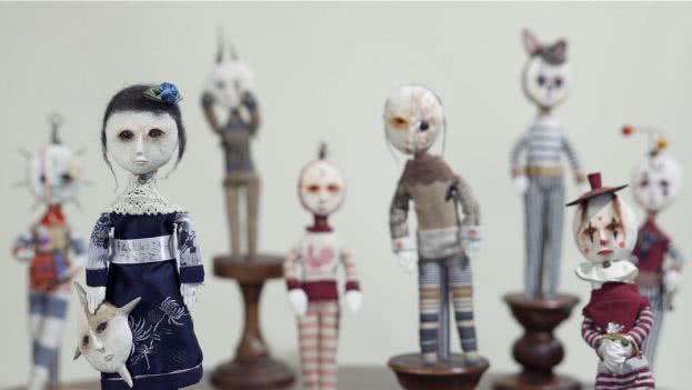 孩子用盒子建造废弃城市在家里,12岁男孩自己捡破烂