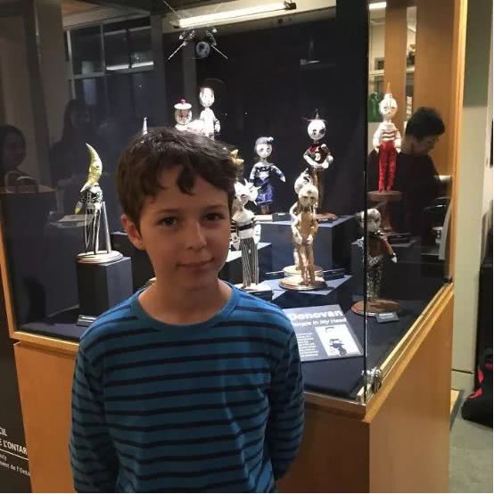 孩子用盒子建造废弃城市在家里,12岁男孩自己捡破烂