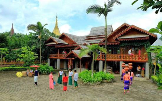 感受“一寨两国”边境奇观新浪大V小V走进瑞丽