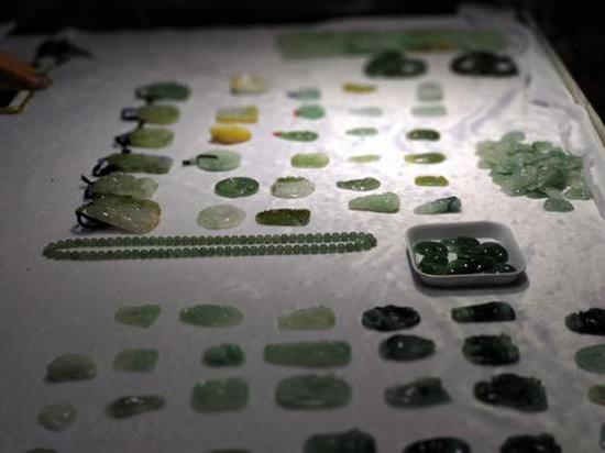 感受“一寨两国”边境奇观新浪大V小V走进瑞丽