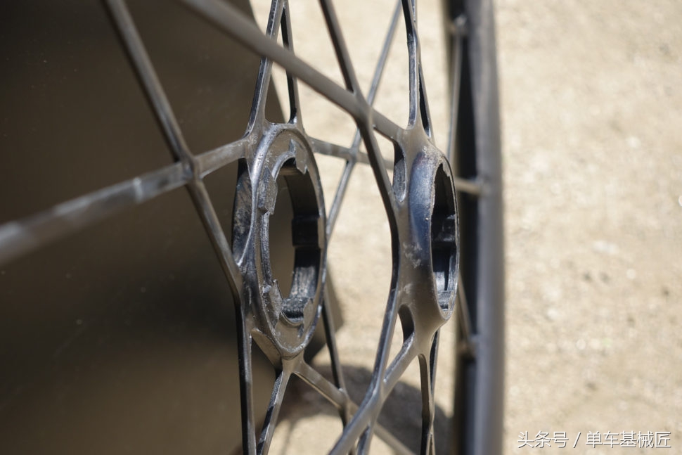 很粗的辐条公路车碳纤维轮组,碳纤维轮组辐条张力不够会怎么样