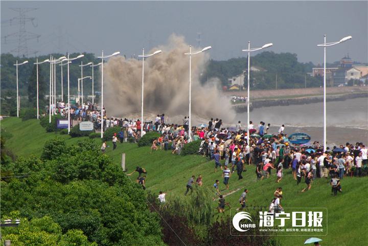 拍钱塘江大潮遭巨浪瞬间吞没,为了拍照被潮水冲走身亡