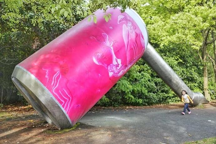 西峡谷公园网红滑梯,网红景点彩虹滑梯和现实对比