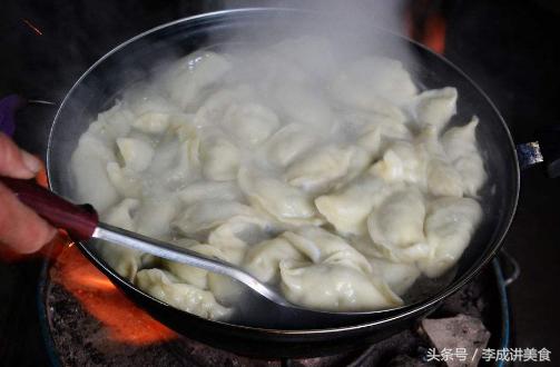 煮饺子破皮粘锅,饺子怎么煮不容易破皮