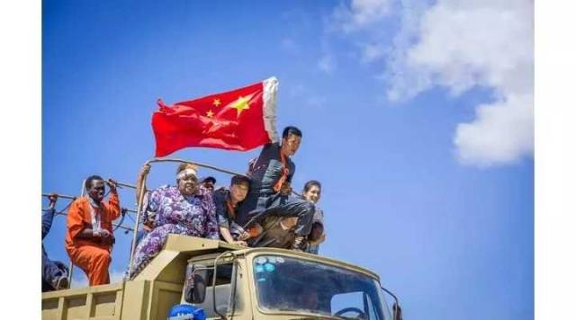 五星红旗怎么打出来,五星红旗当年设计了多少幅