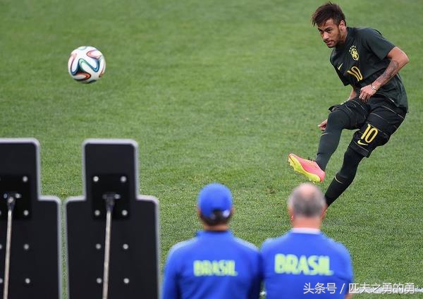 内马尔比肩传奇,内马尔弧线任意球