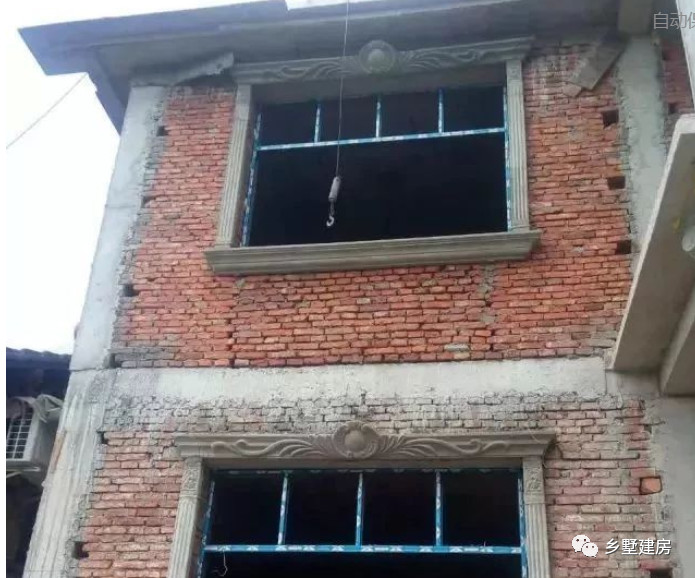 小伙回农村改造老屋子用了50万元,小伙回农村建房子
