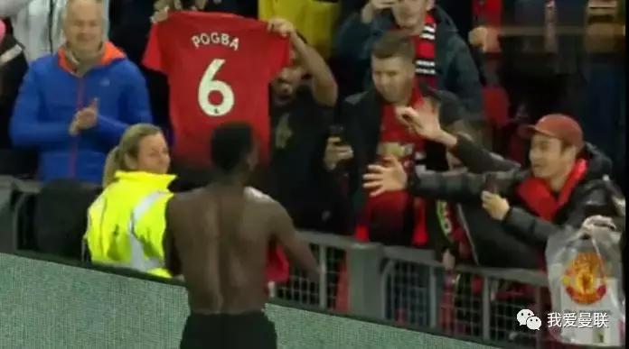 曼联逆转背后的真正英雄！你看，那位老人泪流满面