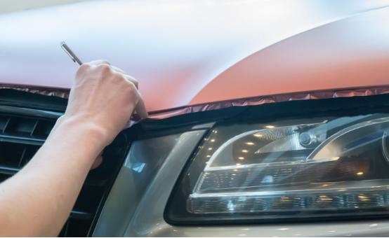 车子停在路边被刮了怎么解决,新手开车刮蹭走保险还是自己处理