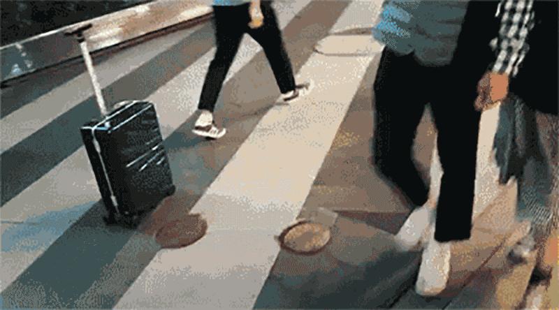 这款行李箱会自己动，超方便，酷！