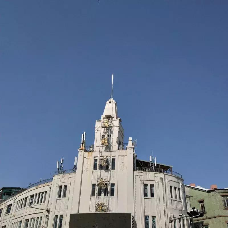 你可知道?思明东路的骑楼里,藏着一个“幸福候车室”