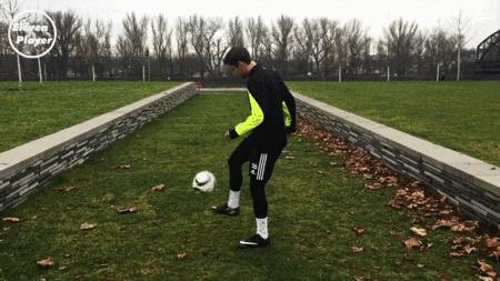 足球技巧花式起球小学生,足球后脚跟起球教学