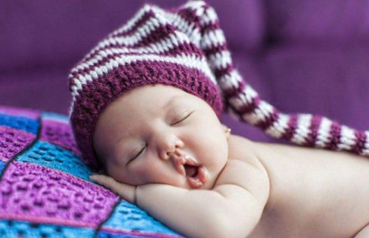 宝宝两边头型不对称怎么矫正,宝宝的头两边不对称