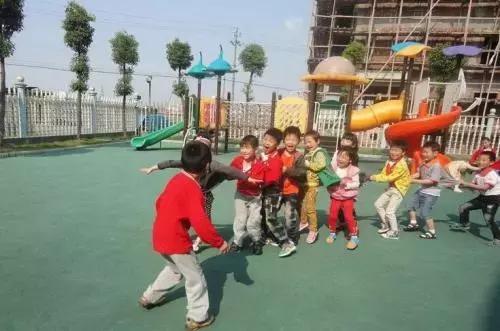 幼儿园户外走迷宫游戏观察记录,幼儿园大班户外放鞭炮游戏玩法