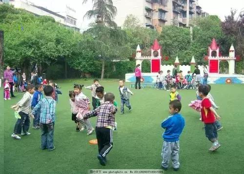 幼儿园户外走迷宫游戏观察记录,幼儿园大班户外放鞭炮游戏玩法