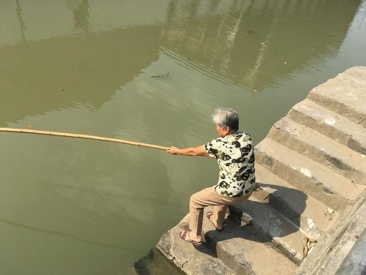 半夜听到河边有哭声，海宁老夫妻俩跑出门去一看大事不好……