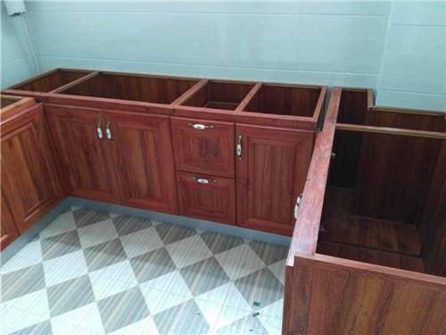 全铝橱柜好还是玻璃橱柜好,新房入住几个月你会发现很多坑