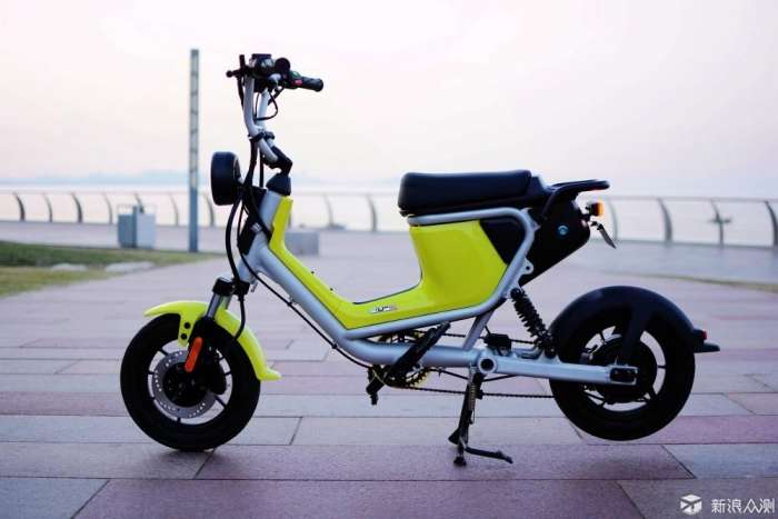 这才是真正的电动自行车,小牛评测特斯拉