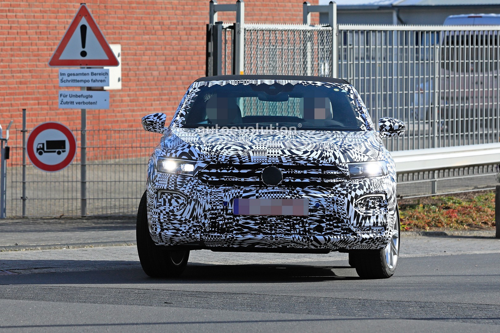 大众公布t-roc敞篷版官图,新款大众t-roc系列车型谍照曝光