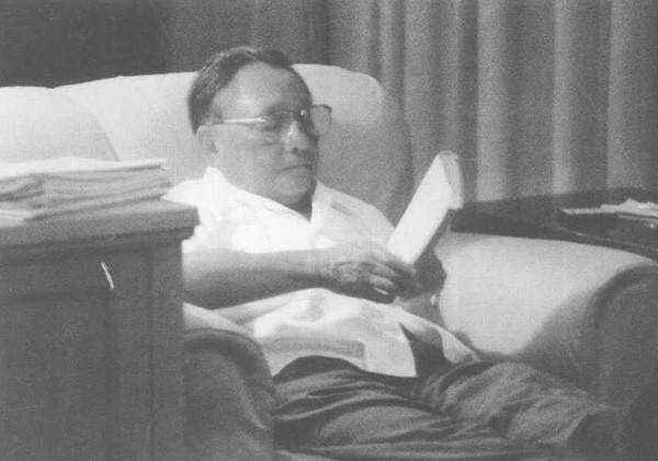 揭秘：*小平邓**出门必带的两本书是哪两本？