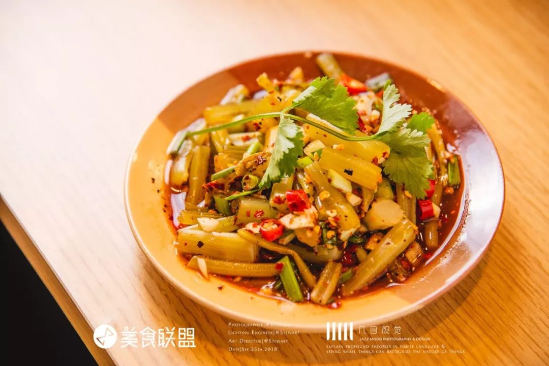 昆明南屏街90㎡小店，用60cm的一大锅装着比头大的“臭味”美食