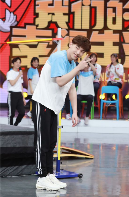 恭喜邓伦成为《快乐大本营》跳高记录的保持者，就问问还有谁？
