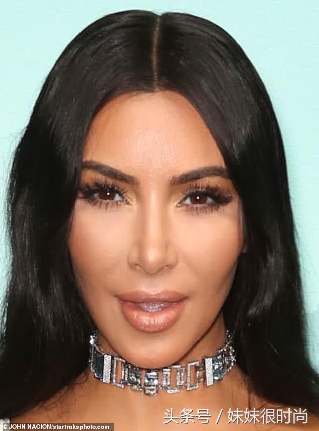 金卡戴珊现在穿着,金卡戴珊穿露肩膀衣服照片