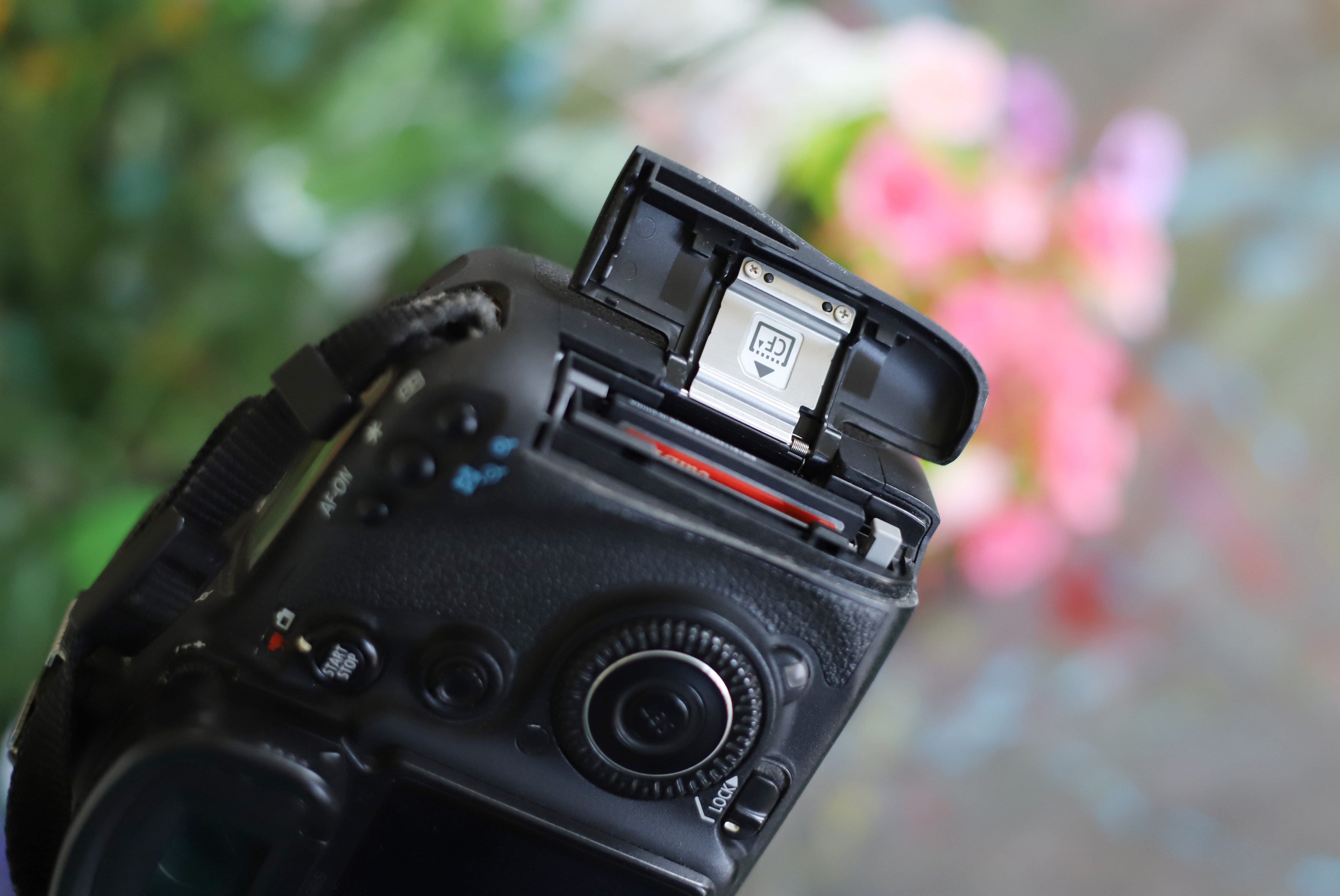 佳能一台拥有双核处理器的单反成为当时中高端数码单反的新标杆