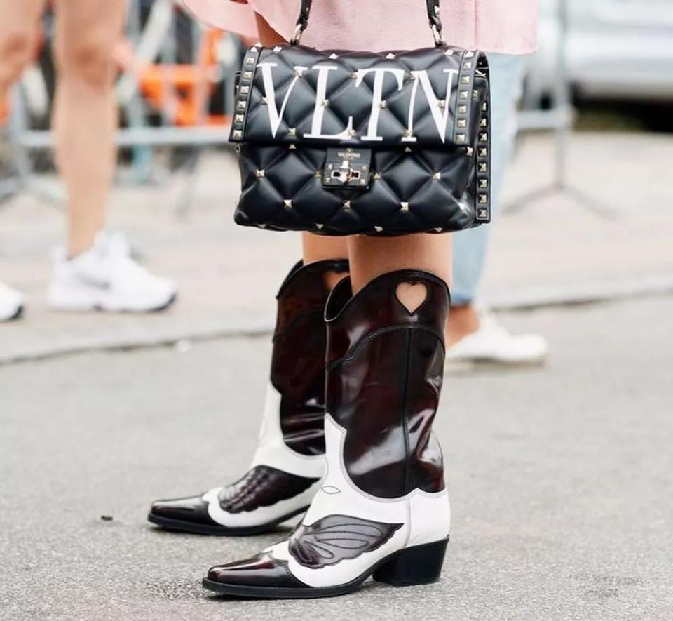 今年的靴子流行买短不买长,今年秋冬穿靴子就买这3种高级色