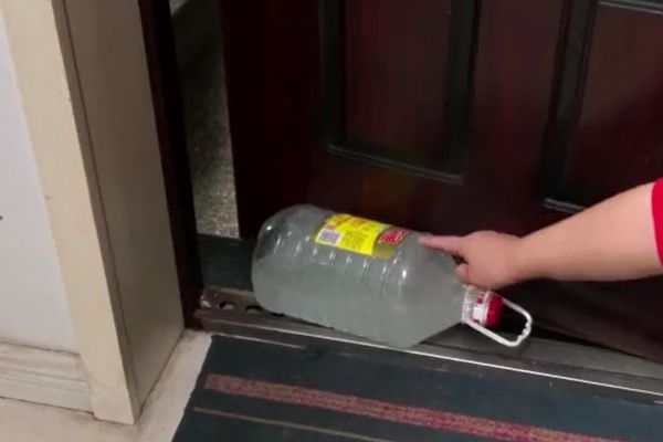 门把手挂空油桶好不好,在门上方挂东西好不好