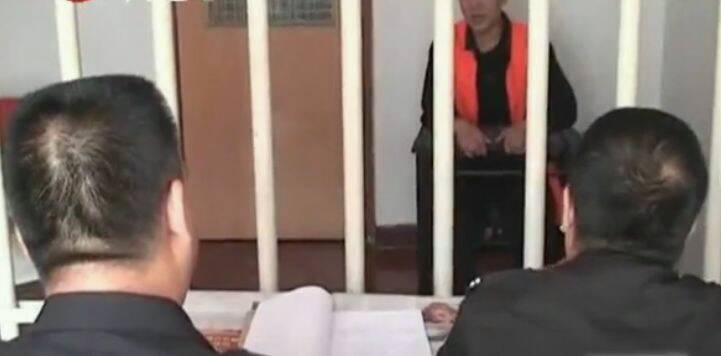 *兽禽**继父多次强奸十四岁女儿还大声喊冤:我拿她当亲生女儿