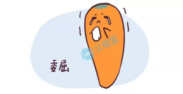 一群孩子吃棒冰,家长给孩子吃棒棒冰