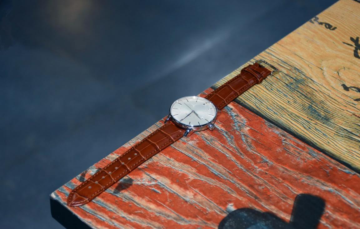 小米有品销售的轻派机械表，除了全自动机芯外实用功能也不少