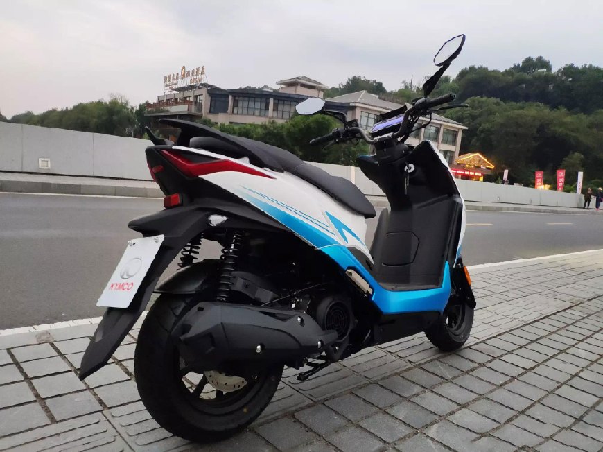 光阳最新降价的250踏板,光阳最新款小踏板